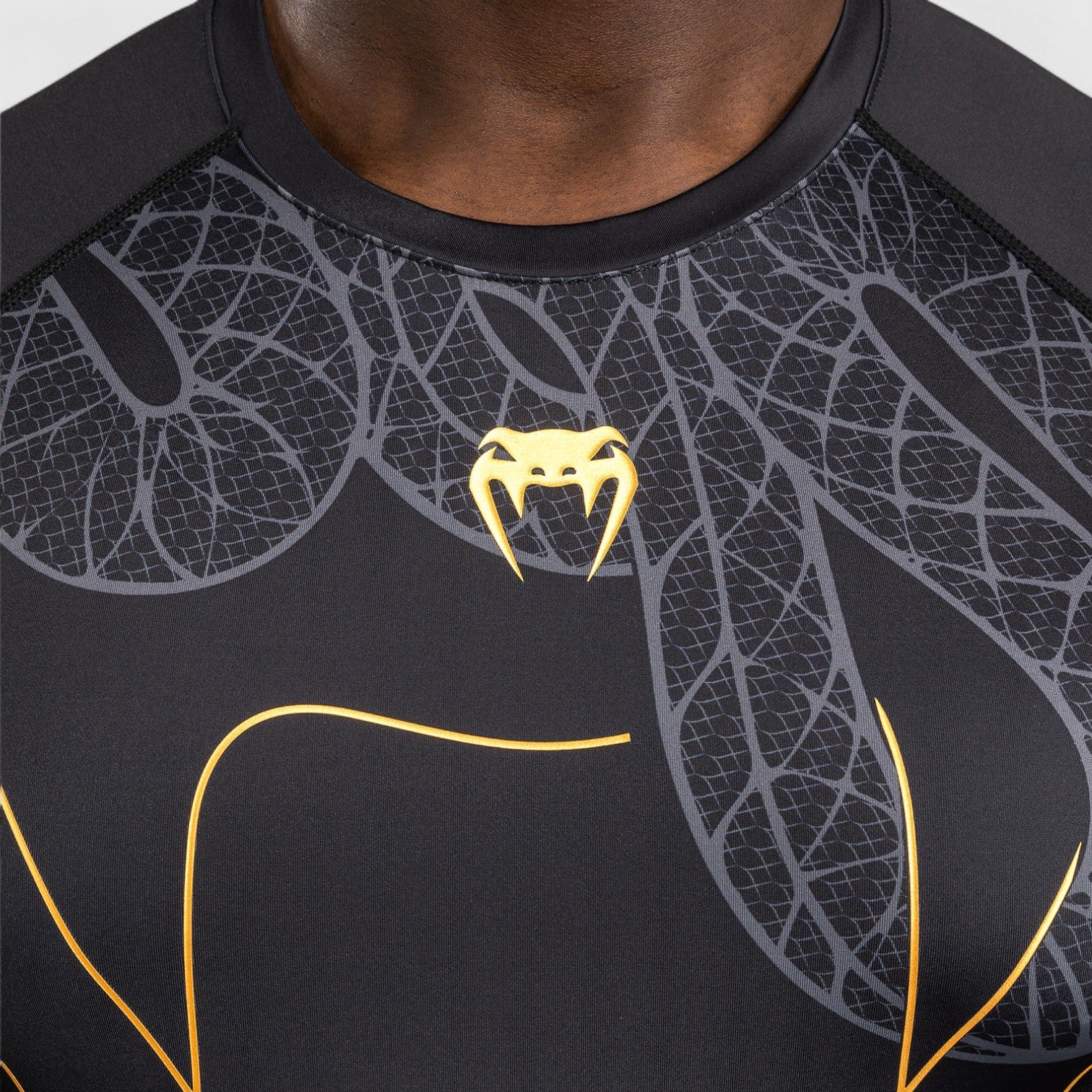 VENUM Serpenti Rashguard med korte ermer - CombatStore.no