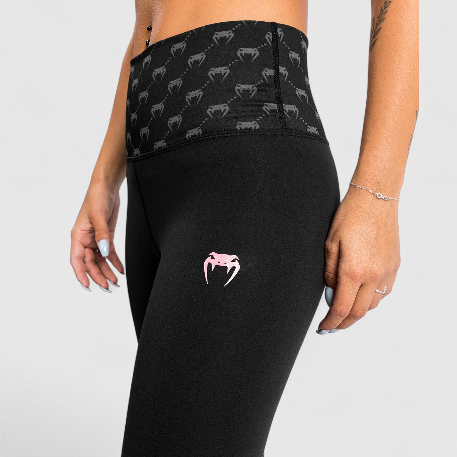 VENUM Monogram 7/8 treningstights Svart/rosa - CombatStore.no